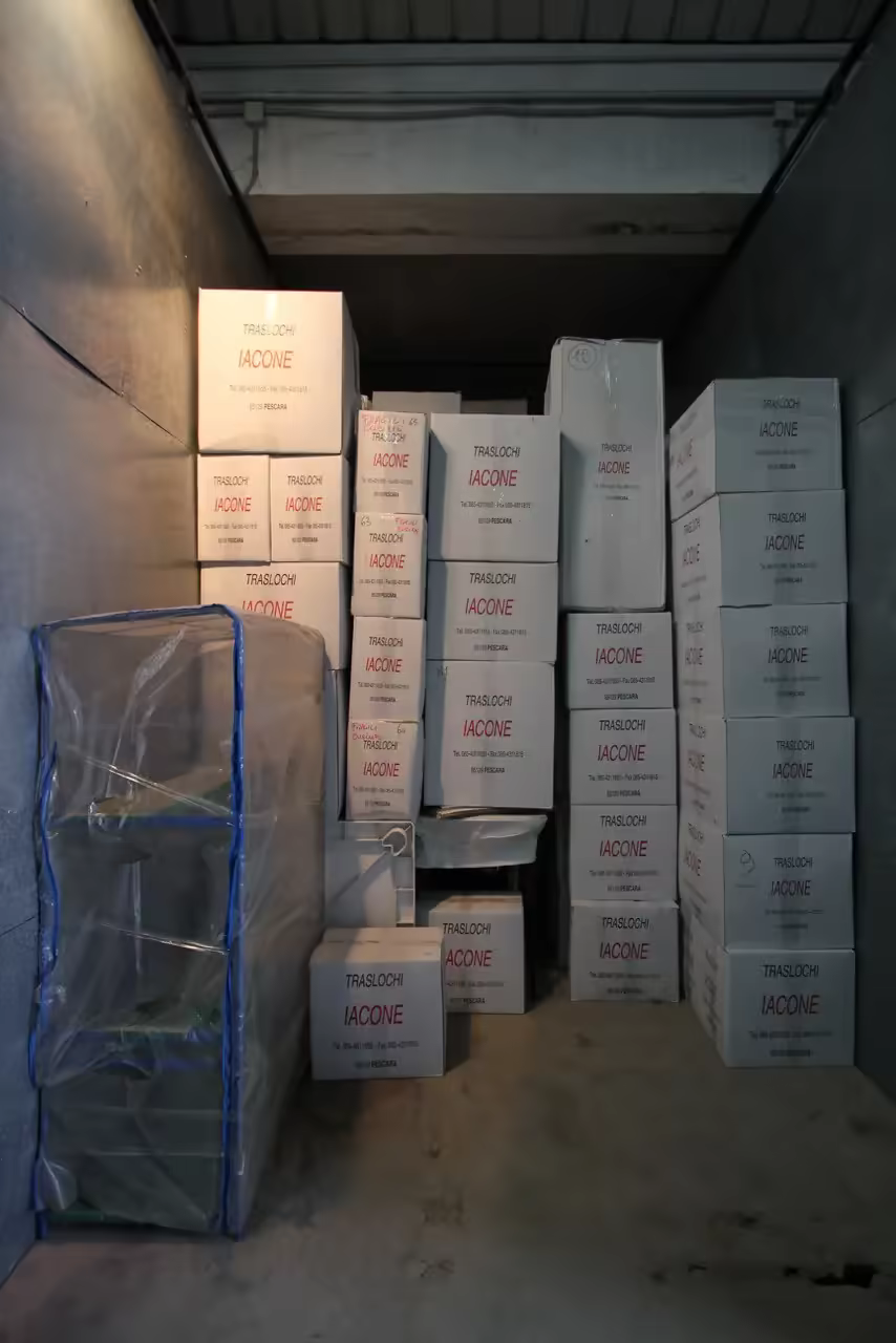 Scatole Iacone Traslochi e mobili protetti caricati all'interno del camion