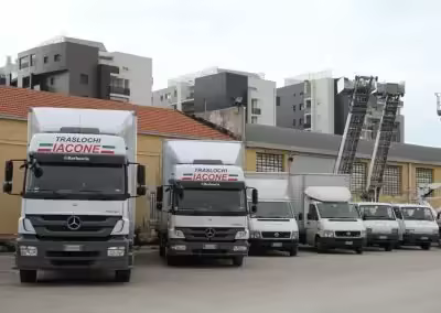 Camion e furgoni di Iacone Traslochi parcheggiati nel piazzale